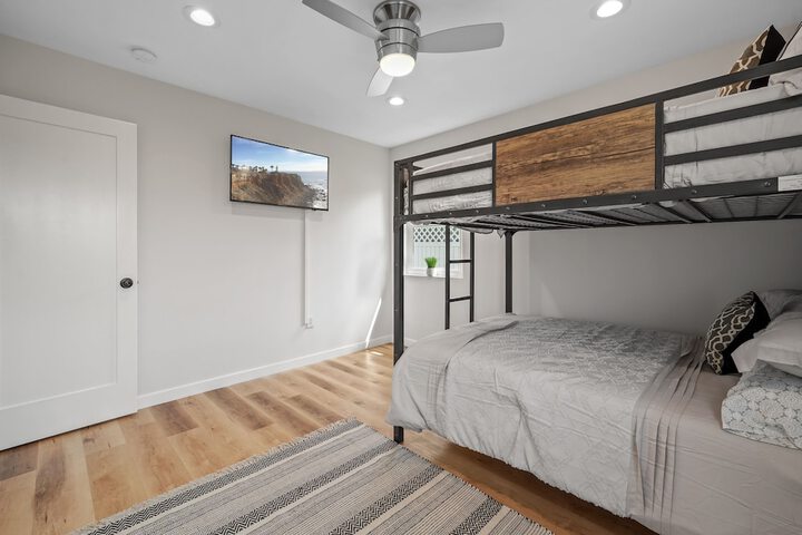 Room 9 of 12