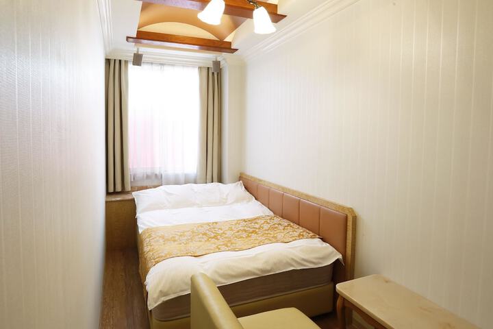 Room 7 of 27
