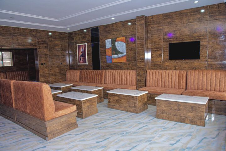 Lounge 44 of 48