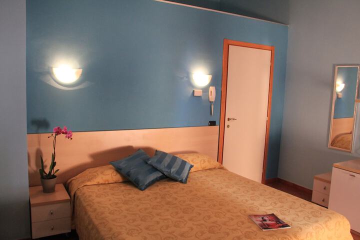 Room 6 of 37