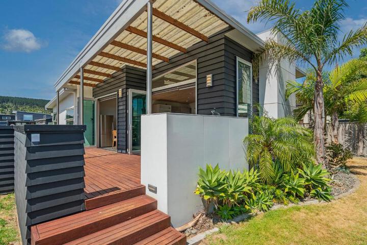 Castaway Bach - Whangamata Holiday Home