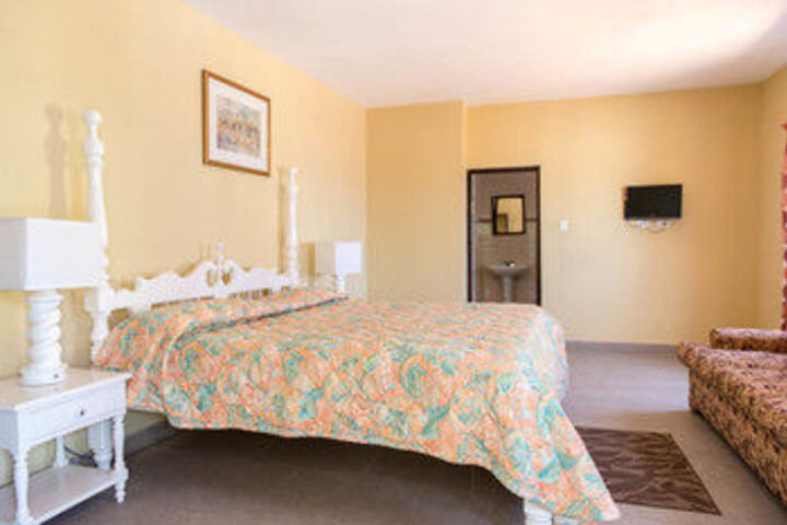 Room 9 of 18