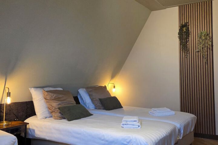 Room 11 of 76