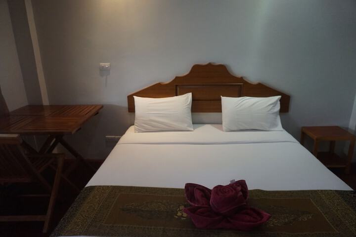 Room 3 of 28