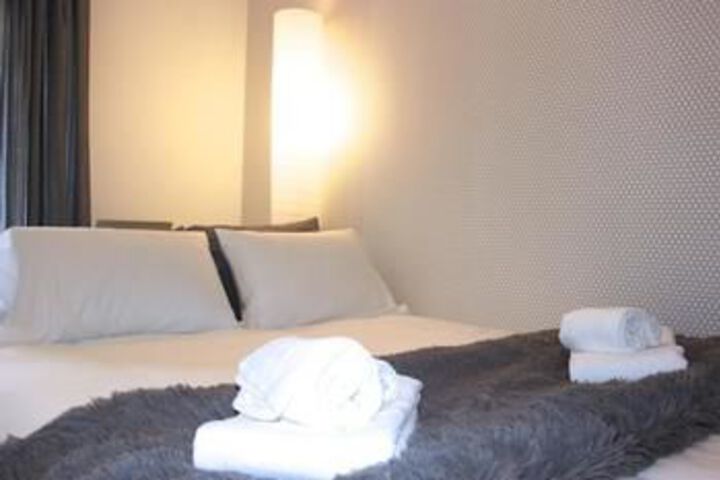 Room 6 of 18