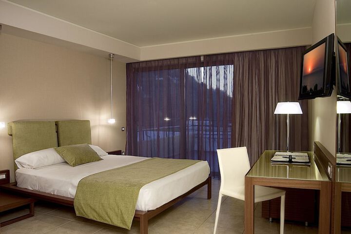 Room 52 of 295