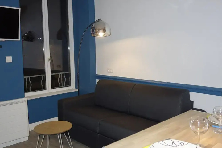 Room 4 of 9