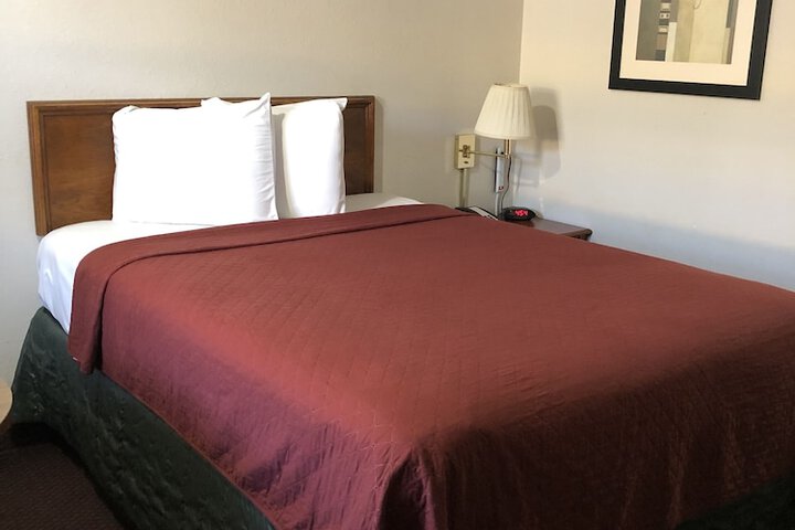 Standard Single Room 1 Queen Bed (2 of 9)