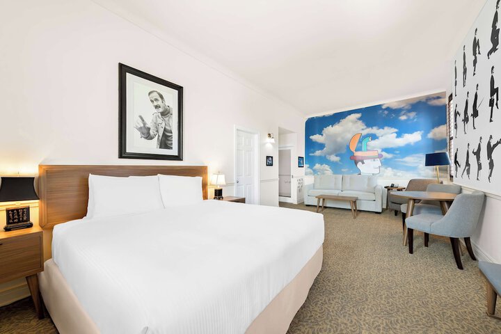 Suite 2 Queen Beds Sitting Area WiFi Coffee and Tea Maker Bathtub and Shower Continental Breakfast (20 of 29)