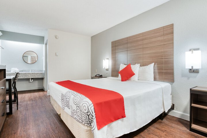 Basic King Bed (10 of 12)