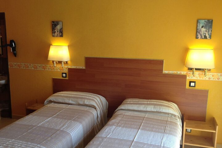 Room 6 of 25