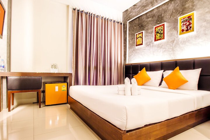Room 4 of 16