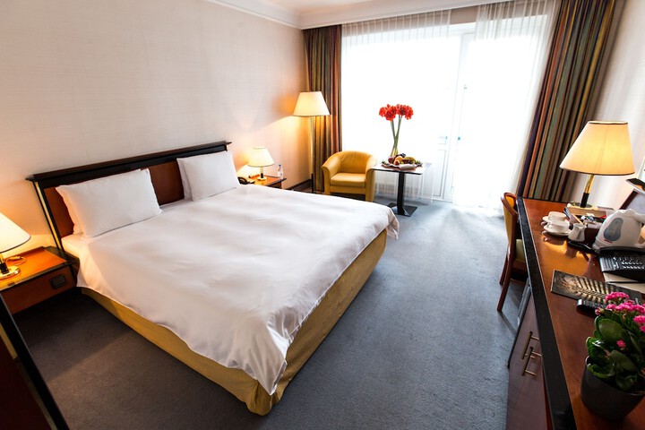 Room 10 of 82