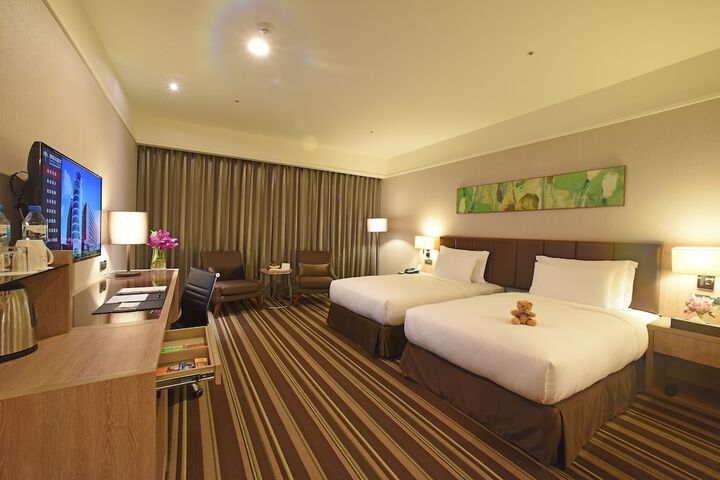 Room 4 of 83