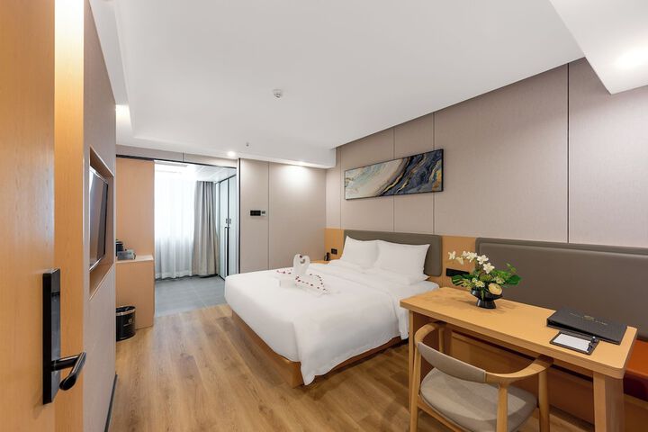 Room 7 of 32