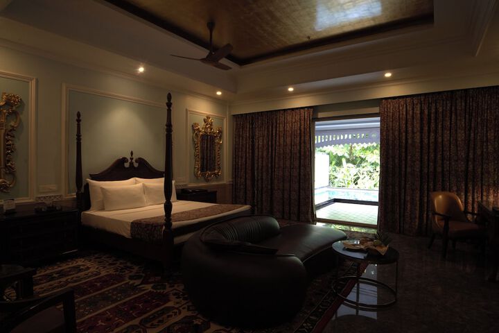 Room 10 of 32