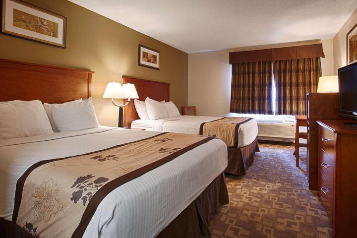 2 Queen Beds Refrigerator WiFi Full Breakfast (1 of 7)
