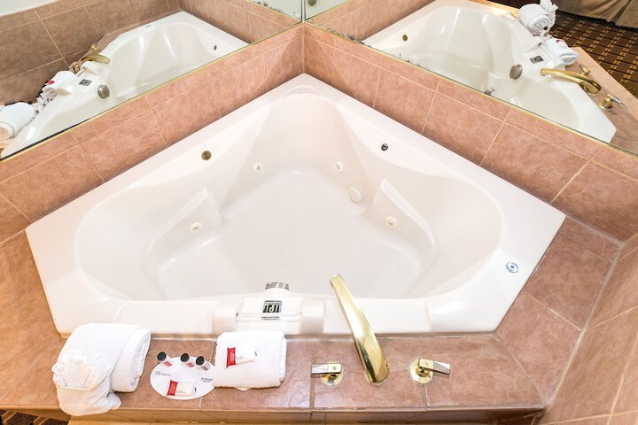 1 King Bed (5 of 10)