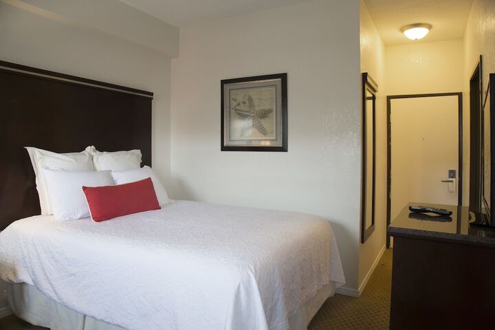 1 Queen Bed (5 of 17)