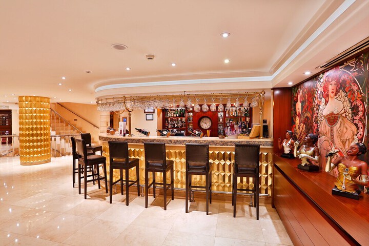 Entrance & Lobby