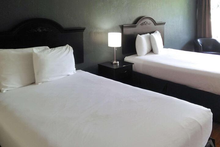 2 Double Beds (1 of 7)
