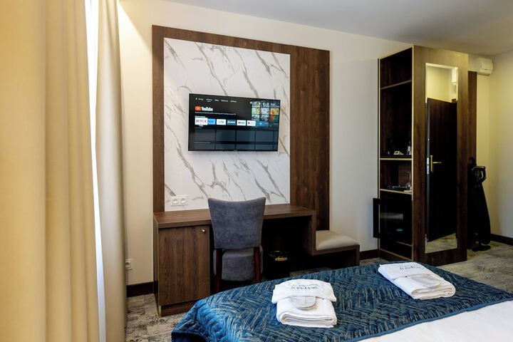 Room 12 of 28