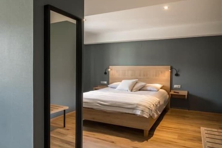 Room 8 of 48