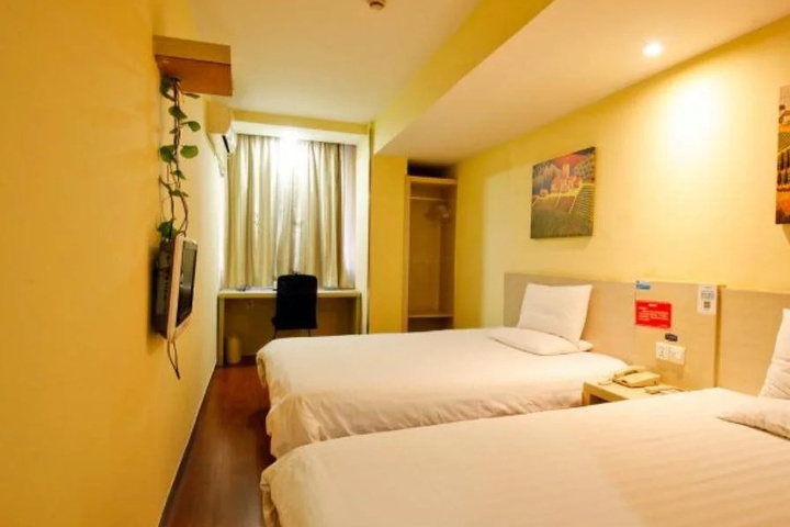 Room 5 of 8
