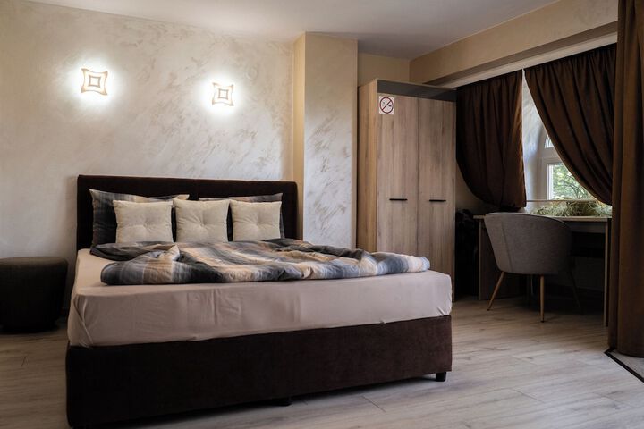 Room 24 of 93