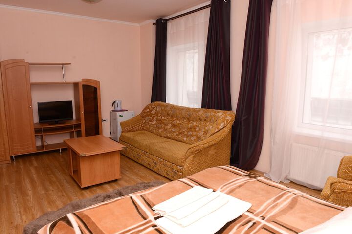 Room 6 of 12