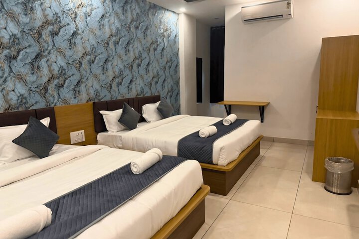 Room 8 of 16