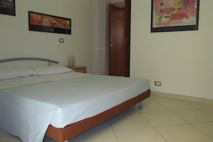 Room 6 of 33