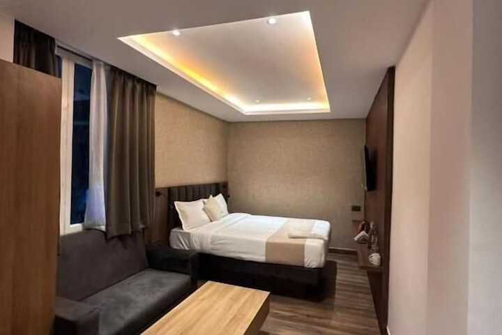 Room 10 of 32