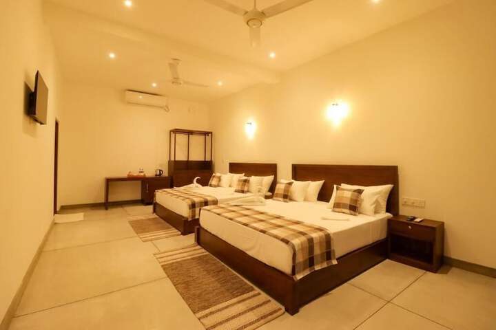 Room 8 of 90