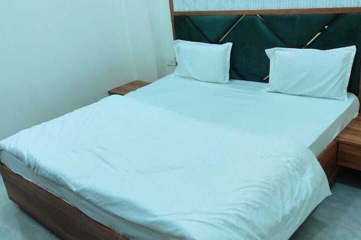 Room 17 of 28