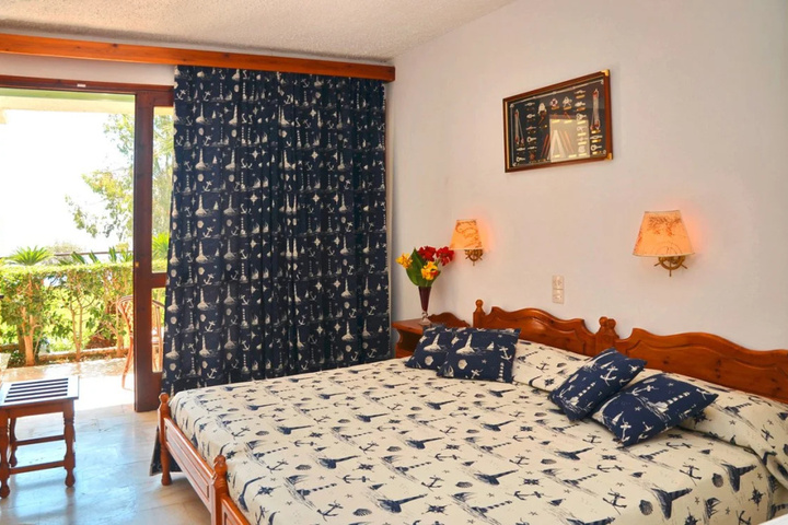 Room 2 of 8