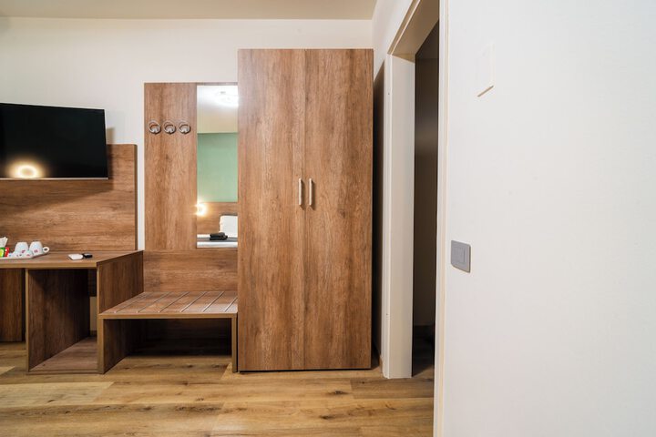 Room 2 of 25