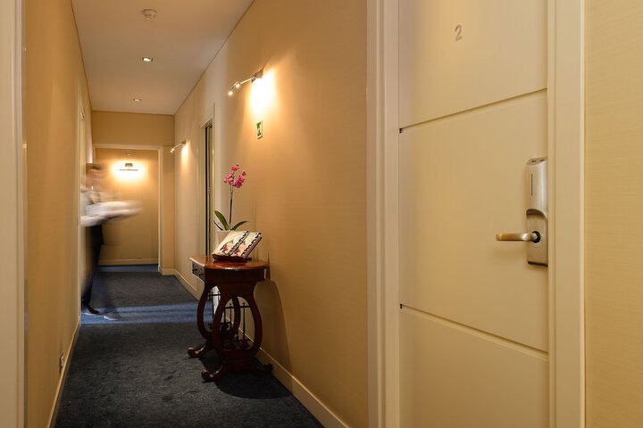 Ballroom/Hall 36 of 39
