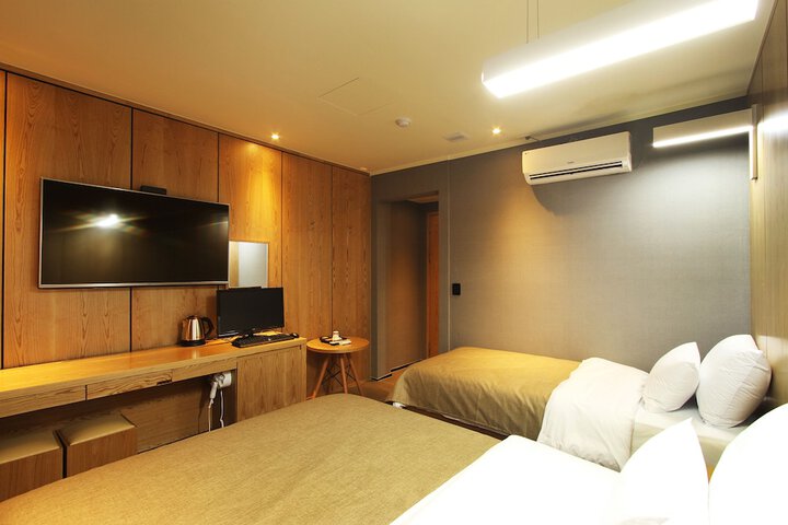 Room 5 of 16