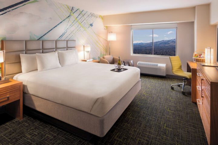 Premium Deluxe King Bed (4 of 27)
