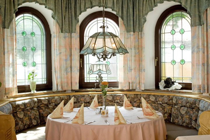 Dining 11 of 23