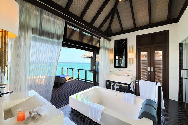 Deep soaking bathtub