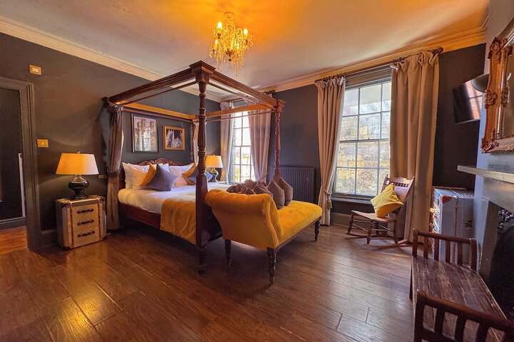 Room 8 of 34
