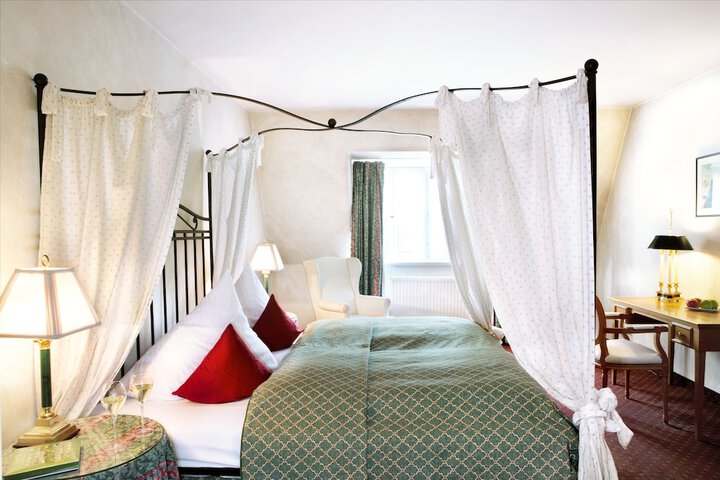 Room 6 of 52