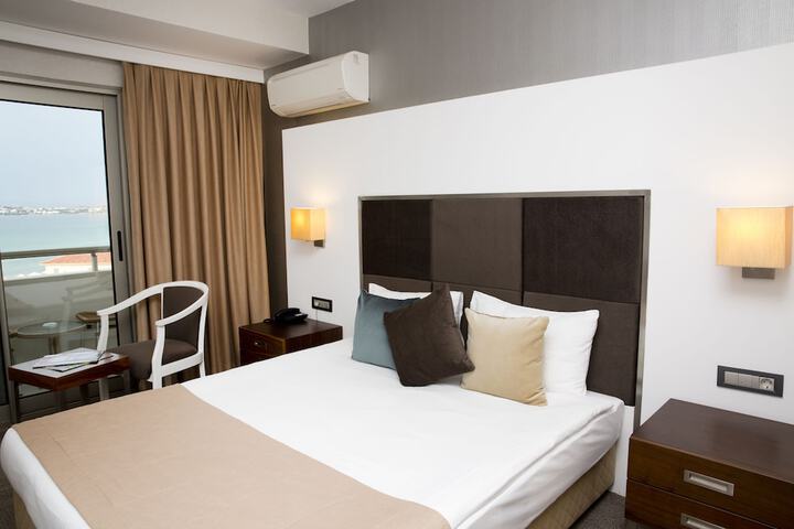 Room 5 of 18