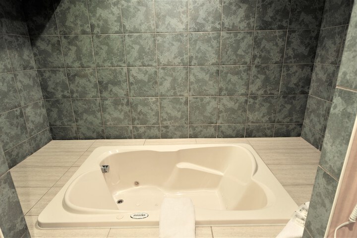 1 Queen Bed (9 of 29)