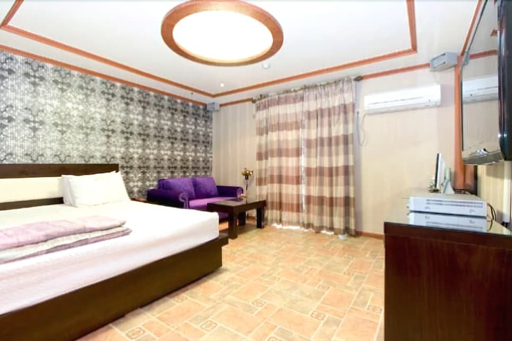 Room 4 of 8
