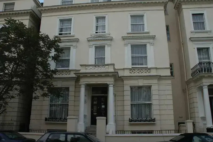 Travel House .