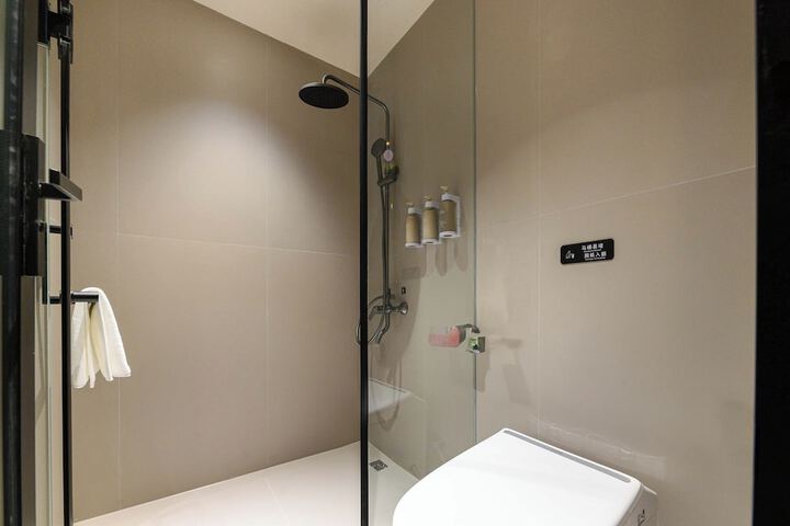 Room 105 of 112