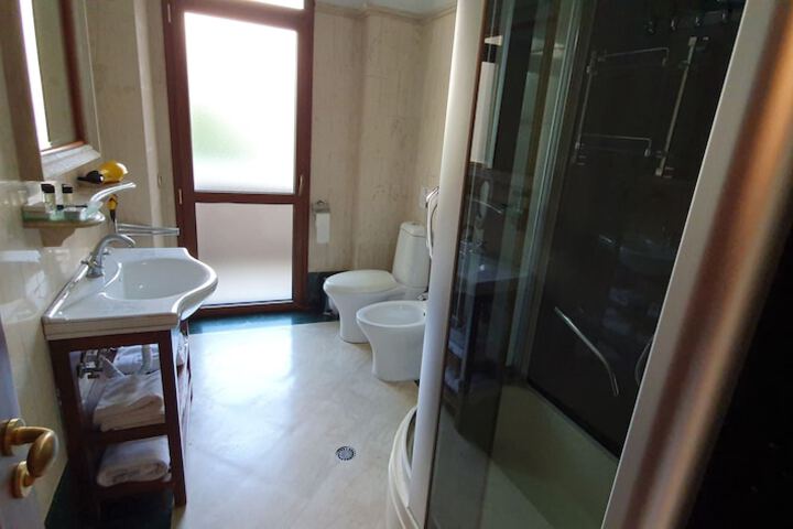 Room 16 of 28